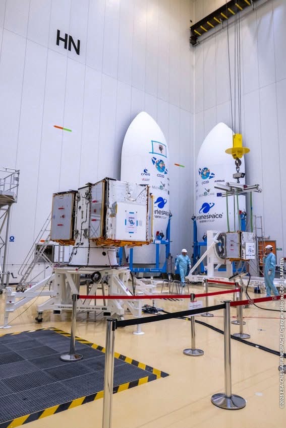 CNES's tweet image. Au #CentreSpatialGuyanais, la mission #VV27 prend forme 🚀
🛰 #MicroCarb a été rempli en ergols,
🛰 #CO3D est installé sur son adaptateur
Le compte à rebours continue ⏳

Plus d'infos sur notre site : cnes.fr/co3d-microcarb…

 #VegaC @EuropeSpacePort  #CNES