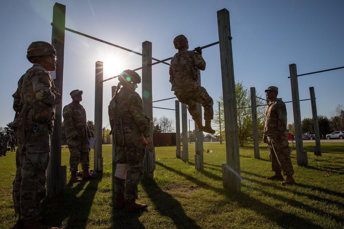 USArmyReserve's tweet image. Army Reserve Best Squad competitors pull their chin above the bar during the physical fitness assessment at Fort McCoy, Wisconsin, May 12, 2025.
📸: Staff Sgt. Mikayla Fritz