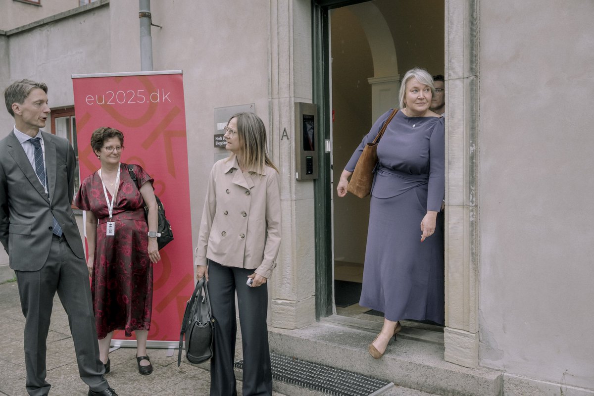 eu2025dk's tweet image. European research ministers visit the Niels Bohr Institute during informal ministerial meeting. Quantum technology is one of the critical technologies with an enormous potential and importance for European security, public health and communication
#EU2025DK
