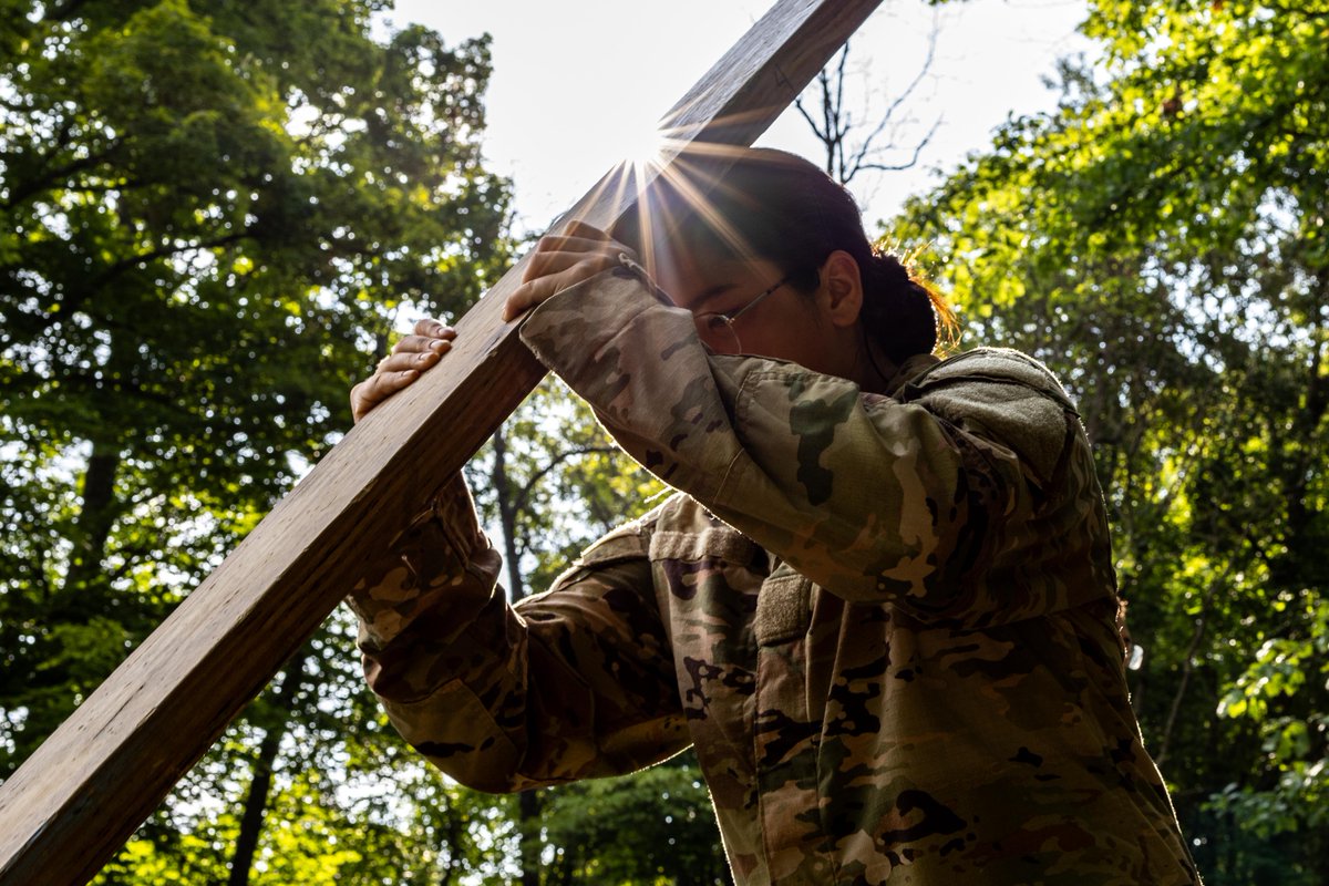 ArmyROTC's tweet image. Every obstacle is a chance to lead for Cadets of 2nd Regiment #BasicCamp as they conquer the Beaudoin Team Development Course (TDC) at #CST2025
Keep up the work Cadets!
馃摳: Brandon Clark, University of South Alabama, CST Public Affairs Office
