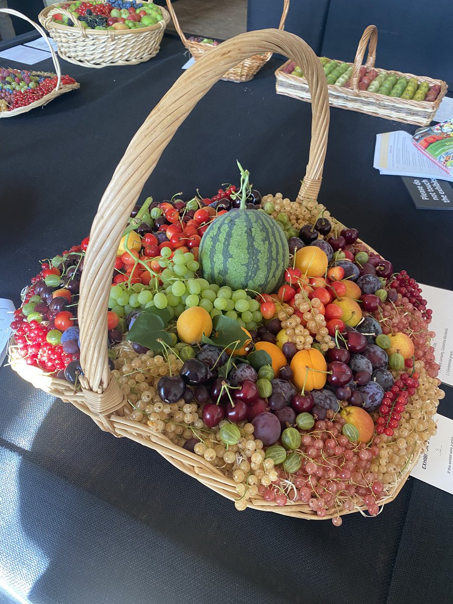 medwynsofangles's tweet image. A fantastic basket of fruit from Adrian Baggaley beautifully arranged with high quality Sumer fruit.