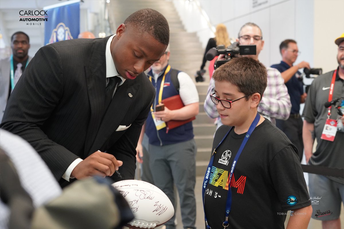 1055wnsp's tweet image. DJ Lagway is a man of the people!
Today at #SECMediaDays, he signed every autograph and took every picture he could before being pulled away by the SEC due to his tight media schedule.