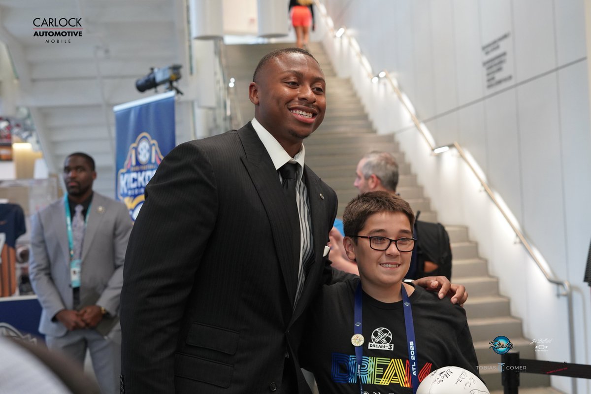 1055wnsp's tweet image. DJ Lagway is a man of the people!
Today at #SECMediaDays, he signed every autograph and took every picture he could before being pulled away by the SEC due to his tight media schedule.