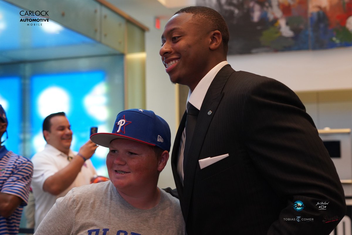 1055wnsp's tweet image. DJ Lagway is a man of the people!
Today at #SECMediaDays, he signed every autograph and took every picture he could before being pulled away by the SEC due to his tight media schedule.