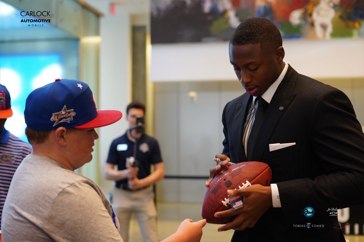 1055wnsp's tweet image. DJ Lagway is a man of the people!
Today at #SECMediaDays, he signed every autograph and took every picture he could before being pulled away by the SEC due to his tight media schedule.