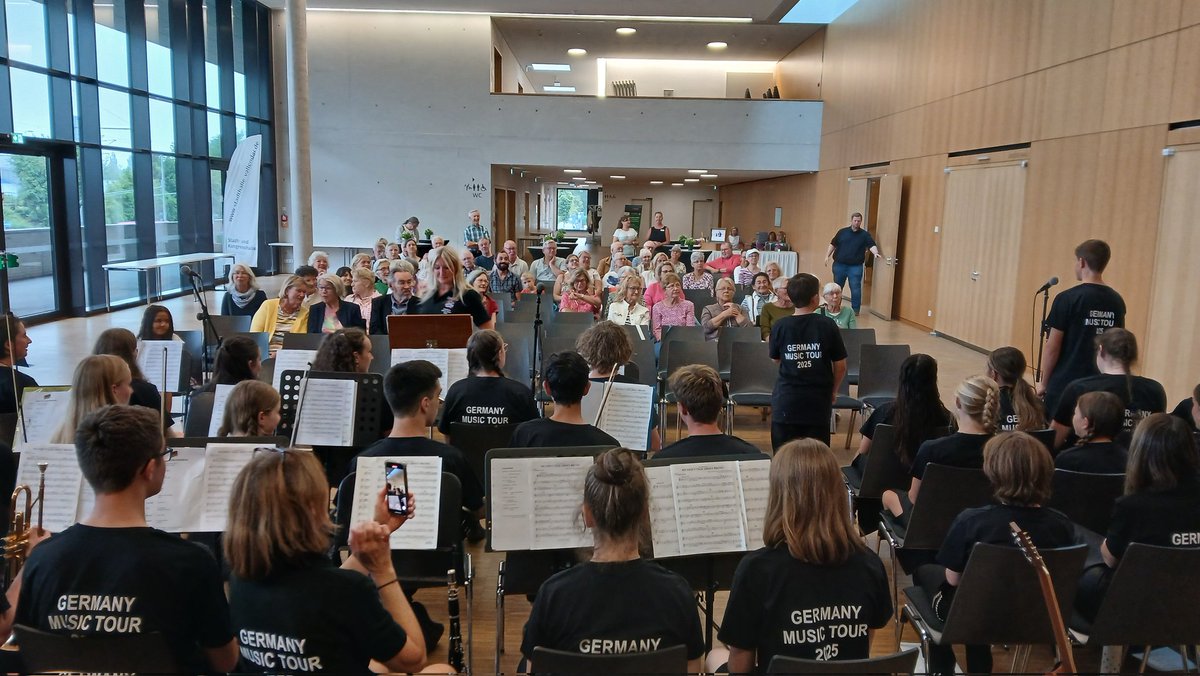 Second concert - to a packed Town Hall in #Vallendar

The audience gave a standing ovation and demanded a #FunkBand encore 🎶

#Germany #MusicTour
#Orchestra #Choir #FunkBand #Soloists