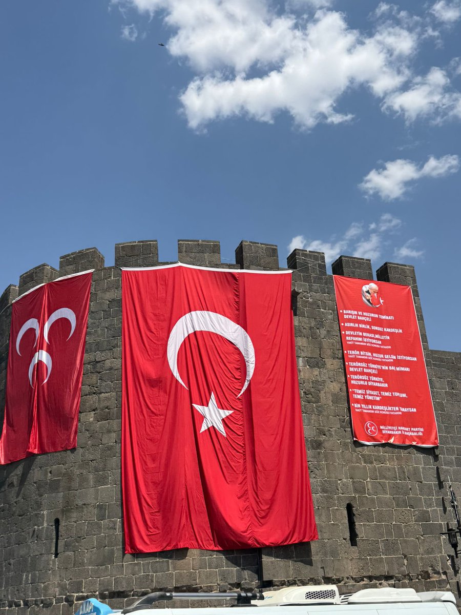 Diyarbakır Surlarına 3 Hilal Sancağı asıldı

- PKK lağvedildi
- Türk-Kürt kardeşçe yaşayacağını dünyaya haykırdı
- Fetöcüler bitiriliyor

Kızılelmaya hazır mısınız?
Geliyor gelmekte olan…