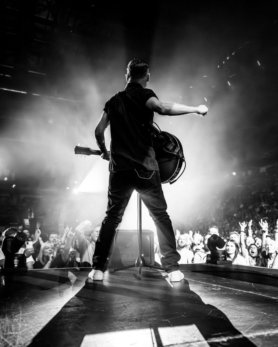 AACenter's tweet image. Bryan Adams just released his second single, "A Little More Understanding" off of his upcoming album, Roll With The Punches, dropping on August 29th! Tickets are on sale NOW to see Bryan Adams live in Dallas on November 13th! Grab yours before it's too late!
📸: Steven Stanley