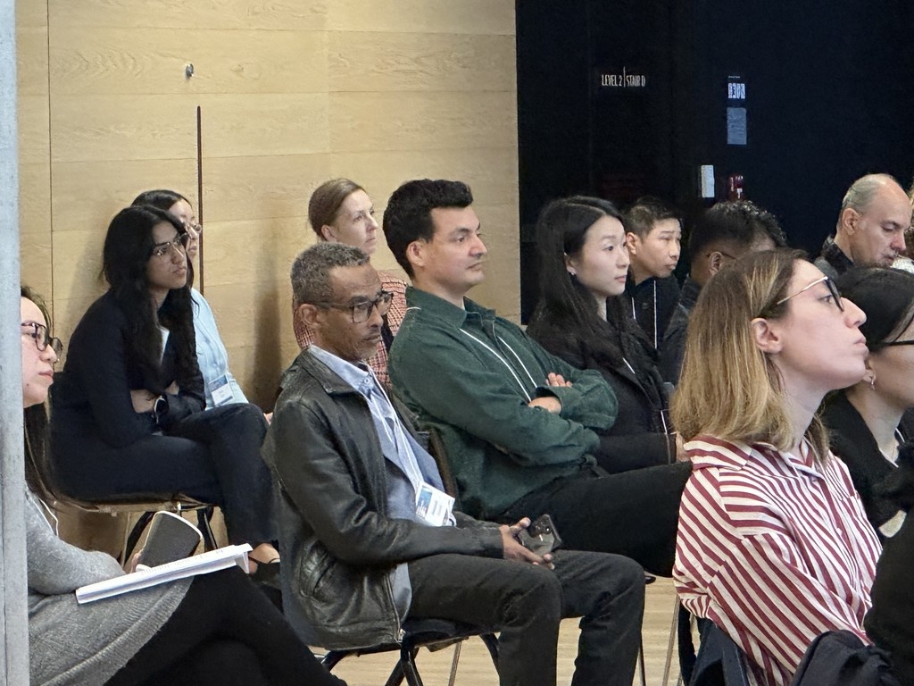 Sandra Rotman Centre for Health Sector Strategy (@sandrarotmanctr) on Twitter photo At the 8th Annual Rotman Research Roundtable, Michael Page showed how AI helped reduce time-to-diagnosis for rare diseases by 36%.
Hosted by <a href="/SandraRotmanCtr/">Sandra Rotman Centre for Health Sector Strategy</a> & <a href="/mdal_rotman/">Management Data and Analytics Lab</a>
🎥 Watch: rotman.utoronto.ca/faculty-and-re…
#RotmanRoundtable #RareDisease #AIimpact At the 8th Annual Rotman Research Roundtable, Michael Page showed how AI helped reduce time-to-diagnosis for rare diseases by 36%.
Hosted by <a href="/SandraRotmanCtr/">Sandra Rotman Centre for Health Sector Strategy</a> & <a href="/mdal_rotman/">Management Data and Analytics Lab</a>
🎥 Watch: rotman.utoronto.ca/faculty-and-re…
#RotmanRoundtable #RareDisease #AIimpact