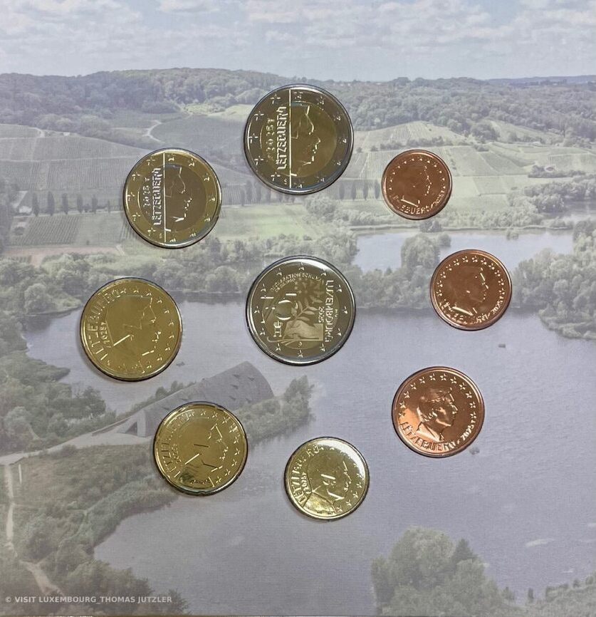 #LUSSEMBURGO 🇱🇺 Set Divisionale 9 monete FDC "#Moselle"
eurocollezione.altervista.org/_LUSSEMBURGO_/…
Primo tipo: con 2 euro "75° anniv. Dichiarazione Schuman"
Secondo tipo: con 2 euro "25° anniv. ascesa al trono del granduca Henri"
- Tiratura 2.500 x 2
- Emissione maggio
#Luxembourg #Lëtzebuerg