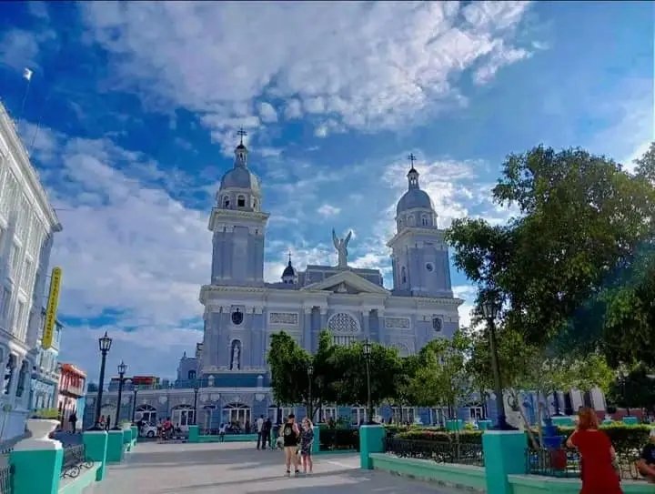 #SantiagoDeCuba, Cuna de la Revolución, se viste de fiesta. Pronto celebraremos el 510 Aniversario de esta ciudad indómita, forjada en historia, rebeldía y compromiso con Cuba.  
Desde sus calles empinadas hasta su alma caribeña, Santiago late con el corazón de la Patria.
