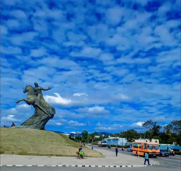 BellNiurka11764's tweet photo. #SantiagoDeCuba, Cuna de la Revolución, se viste de fiesta. Pronto celebraremos el 510 Aniversario de esta ciudad indómita, forjada en historia, rebeldía y compromiso con Cuba.  
Desde sus calles empinadas hasta su alma caribeña, Santiago late con el corazón de la Patria. https://t.co/oDGn6BeIuh