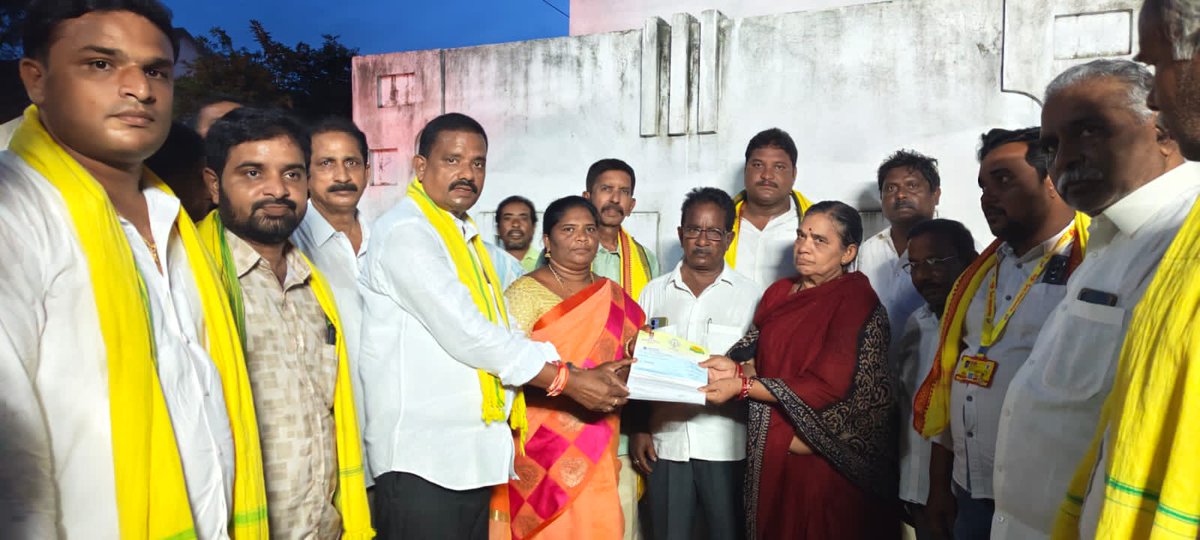 MuppidiOfficial's tweet image. కొవ్వూరు మండలం దొమ్మేరు గ్రామానికి చెందిన గుంటూరు అనంతలక్ష్మి గారికి ముఖ్యమంత్రి సహాయనిధి ద్వారా మంజూరైన రూ. 25,000/- చెక్కును వారి ఇంటివద్దే అందజేశాం. అర్హులైన ప్రతి ఒక్కరికీ ప్రభుత్వ మద్దతు అందేలా చర్యలు తీసుకుంటున్నాం.

#CMReliefFund
#MuppidiVenkateswaraRao
#KovvurMLA