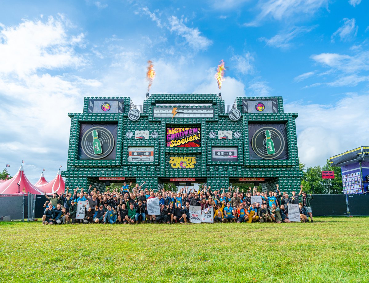 zwartecross's tweet photo. CROSSERS EN CROSSERINNEN! Morgen is het zo ver, om 8:00 uur ‘s ochtends stoeven de eerste campingknasterds dol als stiertjes en olijk als ongewassen lammeren door deze kakelverse Krattenentree, gemaakt van kratjes van ons favoriete vocht: @Grolsch! Tot morgen!!! https://t.co/kHc23Kuthe