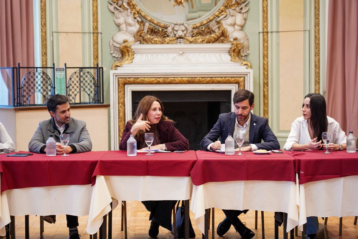 PilarRamirezmpr's tweet image. Gracias a los Directores de Comunicación de distintas empresas por invitarme a hablar del nuevo rumbo que impulsamos desde La Libertad Avanza.
El cambio profundo que lidera @JMilei también tiene que llegar a la Ciudad.