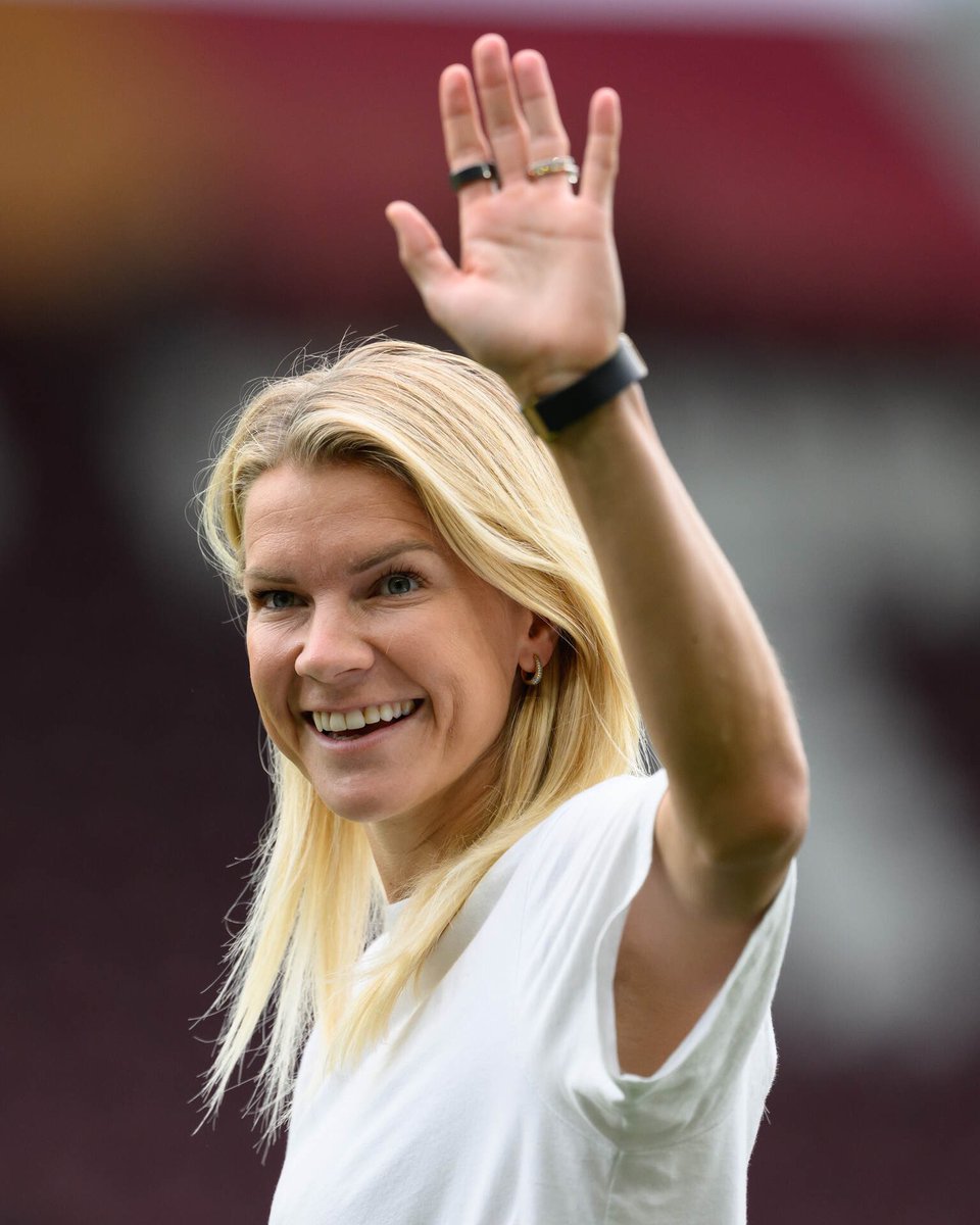 Jentene har ankommet stadion og er snart klare for kamp 💪🇳🇴

#WEURO2025