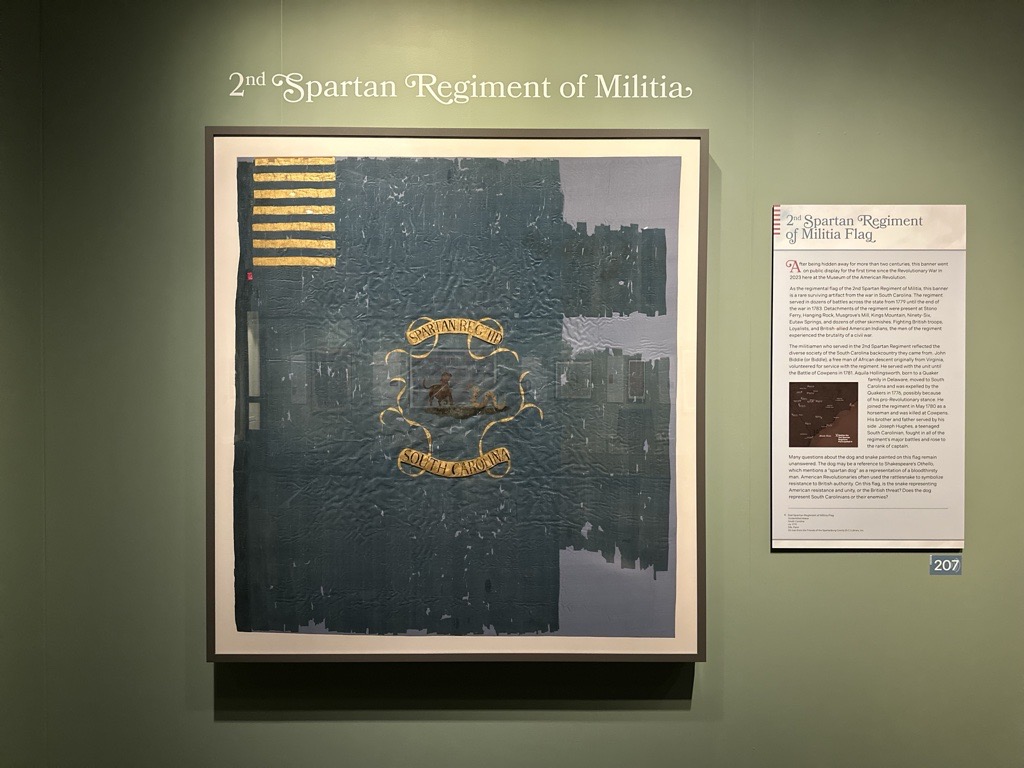 AmRevMuseum's tweet image. It's #WorldSnakeDay! 🐍
The regimental flag of the 2nd Spartan Regiment marked its position on the battlefield and shows a “spartan dog” and a rattlesnake. Revolutionaries often used the rattlesnake to symbolize American resistance.
Banners of Liberty: bit.ly/3WXA5MD