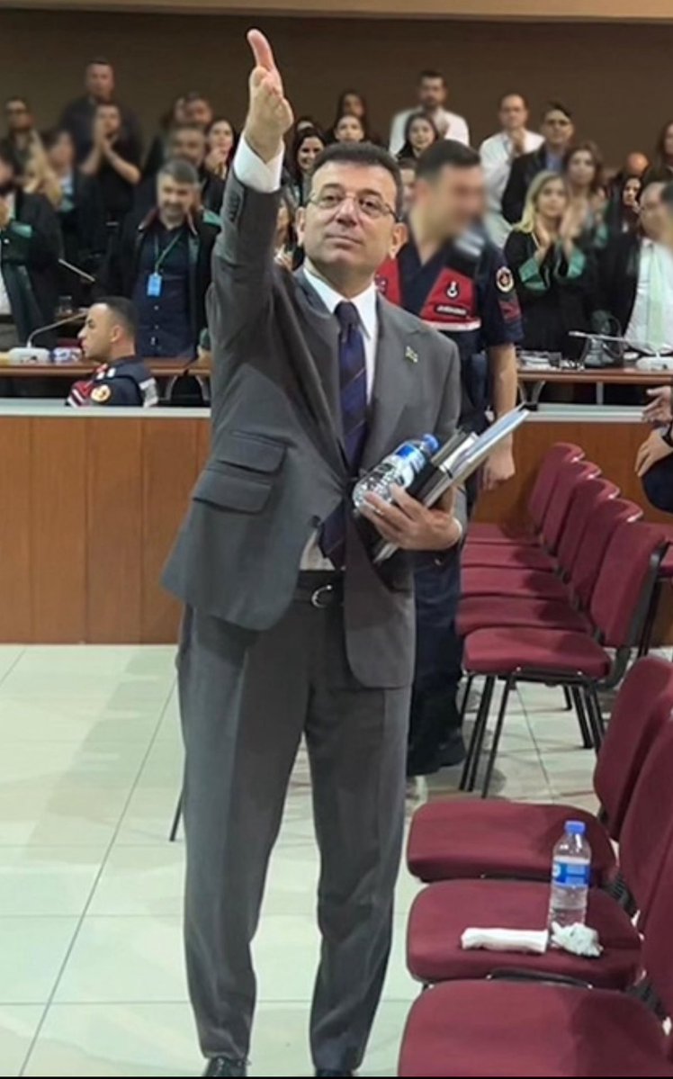 muhalfkalem's tweet image. Babasıyla omuz omuza çalışarak, alın teriyle kazandığı birikimiyle isterse dünyanın herhangi bir köşesinde konfor içinde bir hayat sürebilirdi.
Ama o, memleketin makus talihini yenmek, adaleti ve hakkı egemen kılmak için elini değil, bedenini taşın altına koydu.
Dört aydır bir…