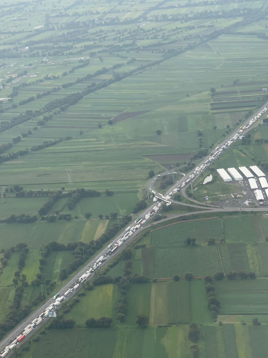 #Precaución || Así las largas filas en la autopista #México - #Puebla, a la altura del aeropuerto Hermanos Serdán en #Huejotzingo.
