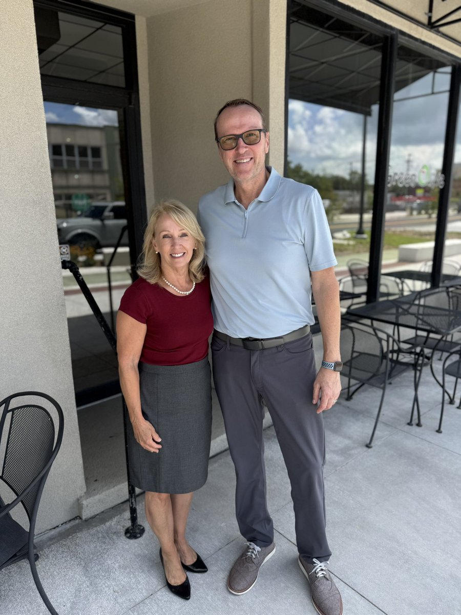 uofscimpact's tweet image. USC VP for Research @JuliusThor_VPR enjoyed catching up with SC Rep. @SyllesteDavis, chair of the House 3M Committee, to discuss how the state’s needs align with @UofSC innovation — with a focus on AI and its growing impact for SC & beyond. #SCStrong #ResearchImpact