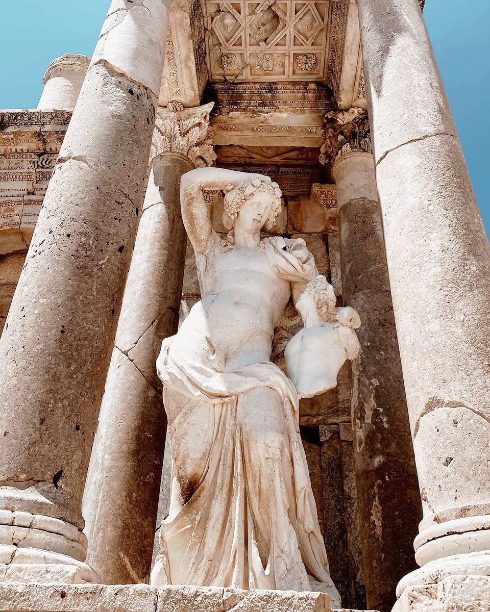 🏛️Sagalassos🏛️

MS 600’lerin başında veba ve depremler kentin çöküşüne sebep olur ama felaketlere rağmen kentte yaşam MS 13. yüzyıla kadar sürer. Ağlasun Sagalassos’un her bakımdan bir uzantısıdır. Ağlasun adı da Sagalassos’tan gelir.

📸sedasakirogluphoto 📸

#sehrininfarkınavar