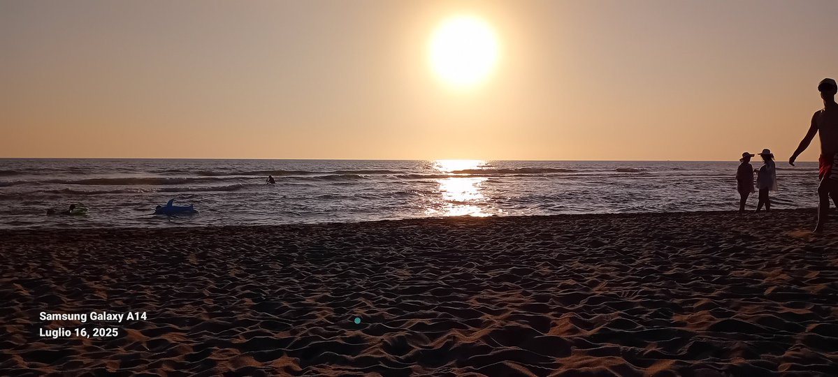 Vpertweet's tweet image. Sono in spiaggia ... è passato un amico, mi ha offerto due birre e se n'è andato.
Adesso mi ci addormento fino alle 23 ...