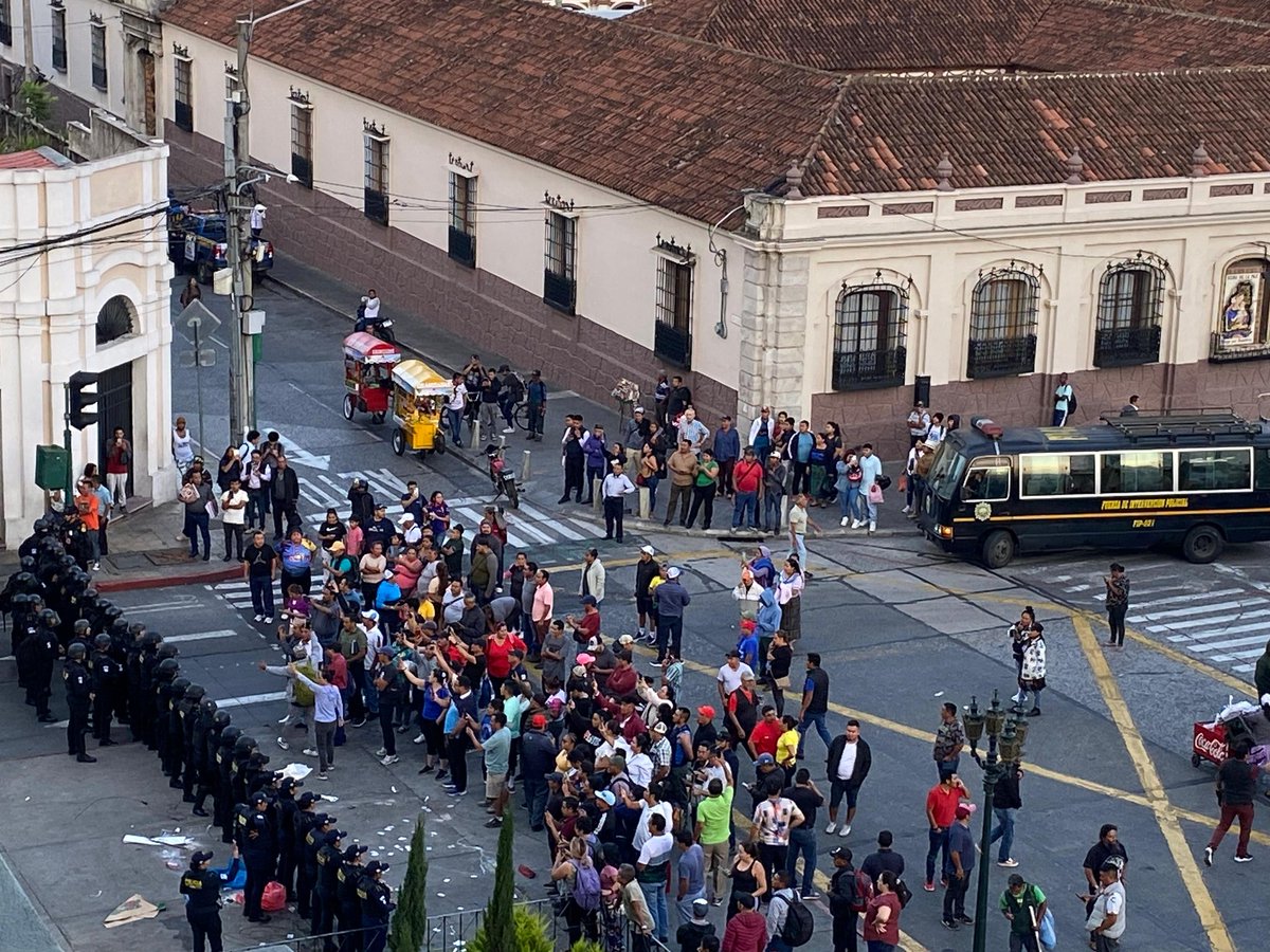 lsanchez_gtv's tweet image. Tras el desalojo perimetral de maestros en el Palacio Nacional, la Ministra de Cultura @LiwyGrazioso explicó que no se actuó de la misma forma en la Plaza de la Constitución porque ese espacio está bajo el resguardo de la @muniguate .
@Guatevision_tv @prensa_libre