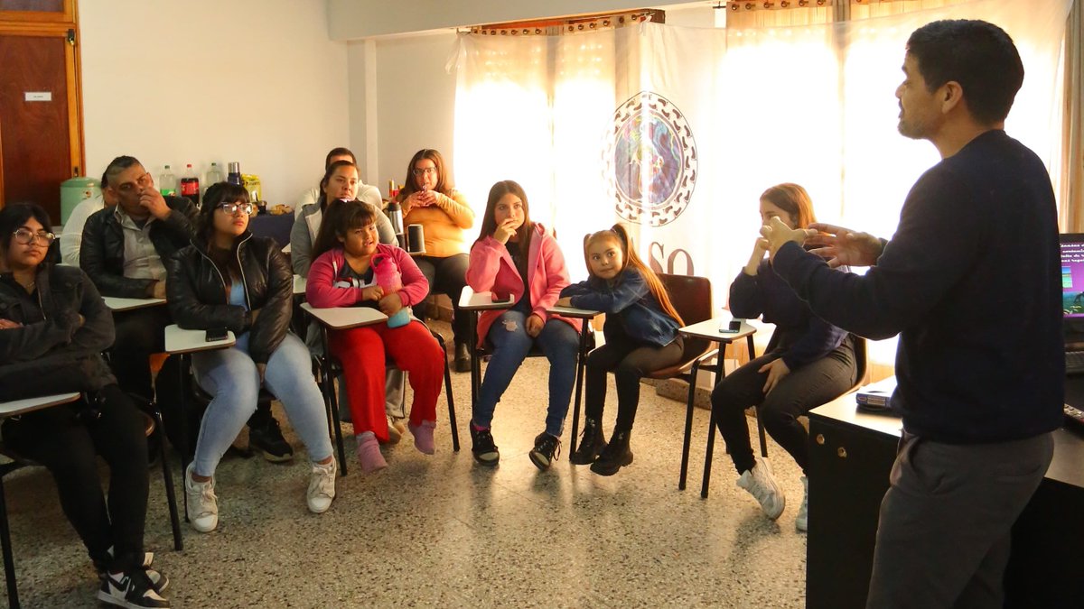 MunicipioEE's tweet photo. La ONG A Paso Firme, apadrinada por El Campito Refugio, realizó su segundo taller en el marco del proyecto Jóvenes Sembrando Cambio, Sombra y Futuro, uno de los 22 que cuentan con el apoyo del Fondo de Juventud y Acción Climática de @BloombergDotOrg, @publicinno y la @uclg_org. https://t.co/4zlba5pSqI