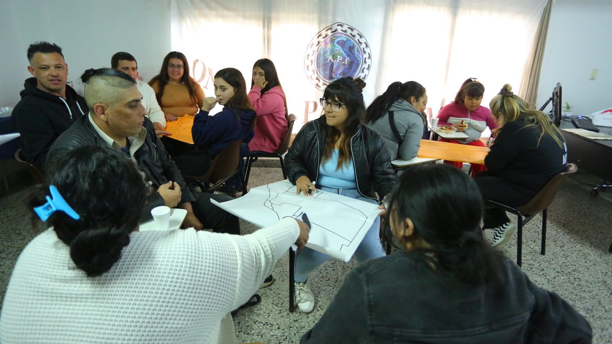 La ONG A Paso Firme, apadrinada por El Campito Refugio, realizó su segundo taller en el marco del proyecto Jóvenes Sembrando Cambio, Sombra y Futuro, uno de los 22 que cuentan con el apoyo del Fondo de Juventud y Acción Climática de <a href="/BloombergDotOrg/">Bloomberg Philanthropies</a>, <a href="/publicinno/">The Bloomberg Center for Public Innovation at JHU</a> y la <a href="/uclg_org/">United Cities</a>.