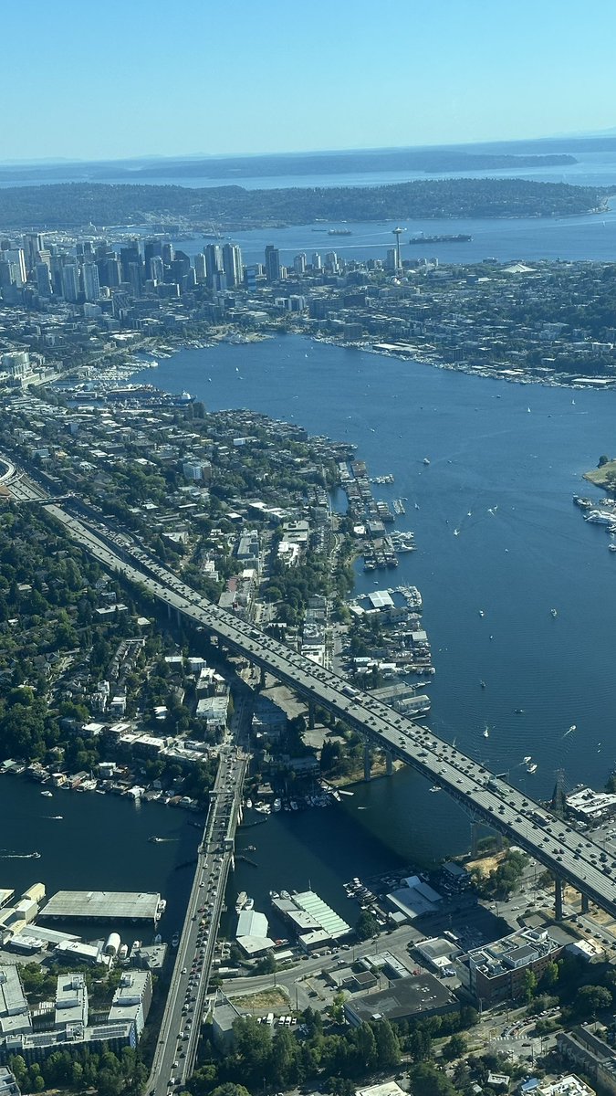 ItsKimJava's tweet image. Just met Martin Eberhard, a Tesla co-founder, and wow, he’s not what I expected! So humble, down-to-earth, and low-key, living a quiet life in the stunning San Juan Islands off WA state. Flew in on a small plane for the day, soaked in the island vibes, and got a jaw-dropping view…