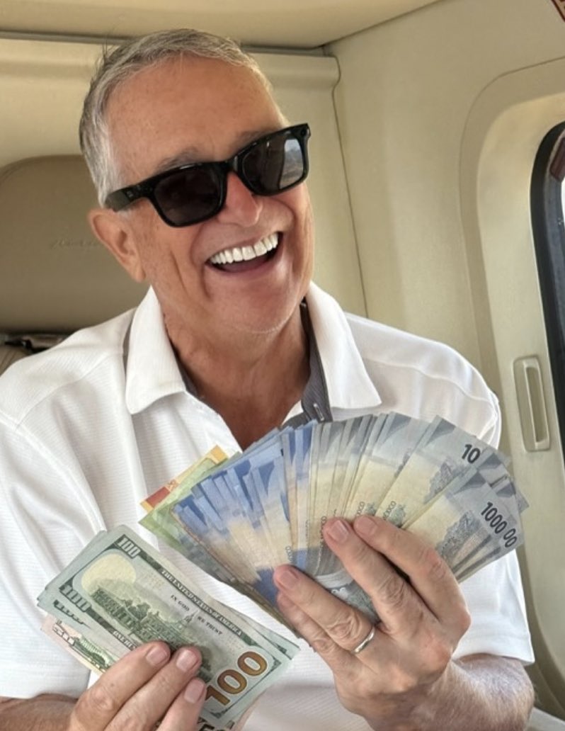 Anclaran's tweet image. En México ha surgido el peor de los reality show: “El empresario tóxico favorito ”:
Por un lado, está el Tío Richie, un ególatra con los peores vicios de la humanidad que gana cada vez más admiradores con su horrible estridencia.
Del otro lado está el mocho Poncho, quien sin…