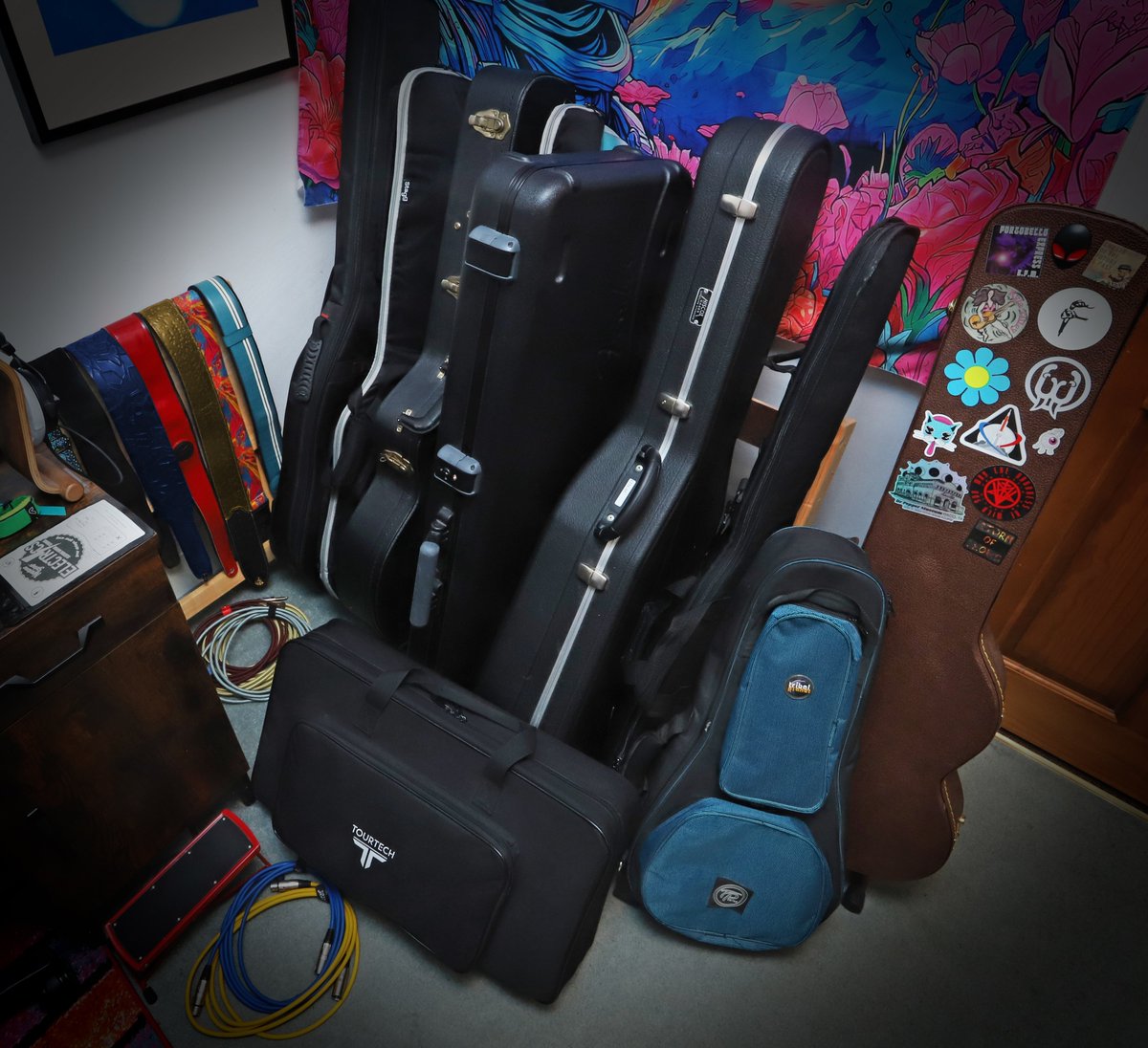 MattKik's tweet image. The front cover of my album shows all my guitars and pedals out, but when you flip the cover over, you see everything in the same place but in their cases.
Standing all the guitars on a rack that's not designed to hold them like this was truly terrifying.