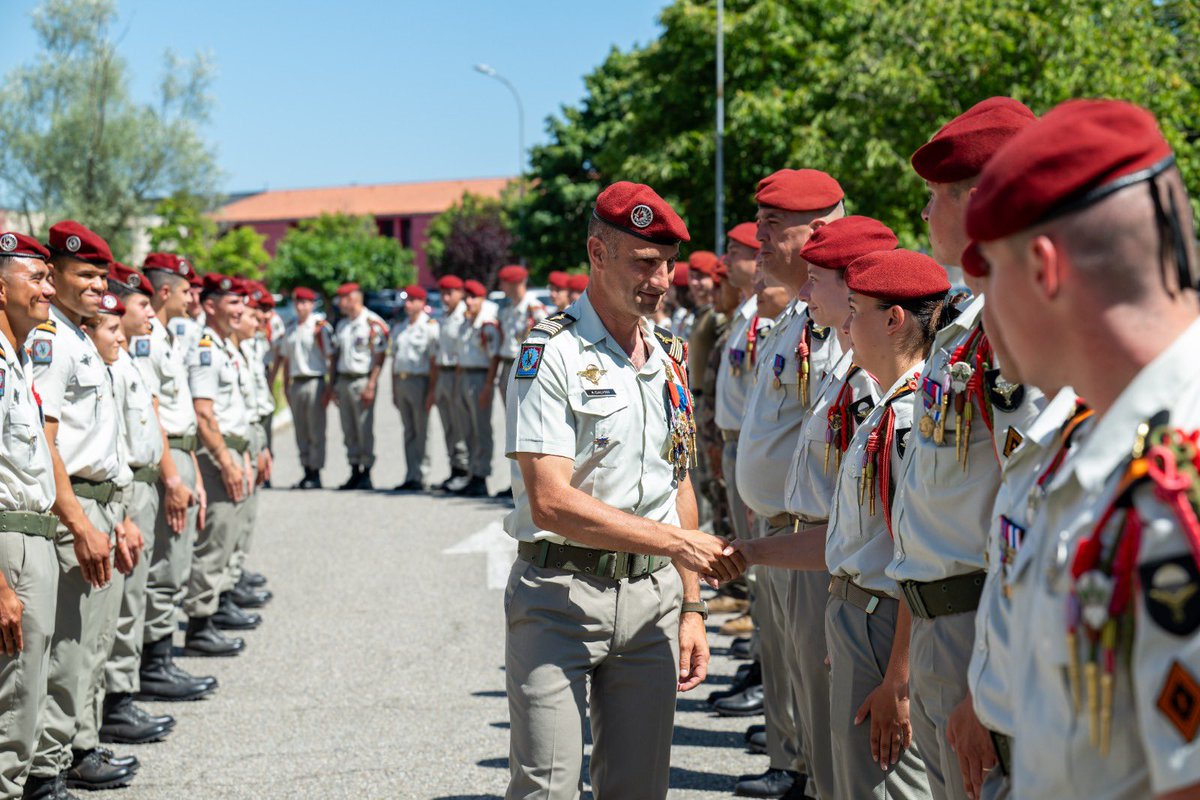 🦅 Aujourd'hui, le 1er Para a accueilli son nouveau chef de corps.

Après deux années marquées par l’intensité et le dévouement, le colonel GALVAN a transmis le flambeau au colonel OLIVA qui prend désormais la tête des #Rapaces.

Bon vent et bonne piste au colonel GALVAN 👊💥