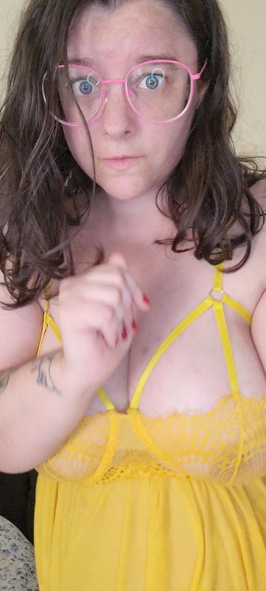 curvyalora's tweet photo. Sunshine, curves &amp; warm vibes ☀️ https://t.co/gBbEhkzdjc