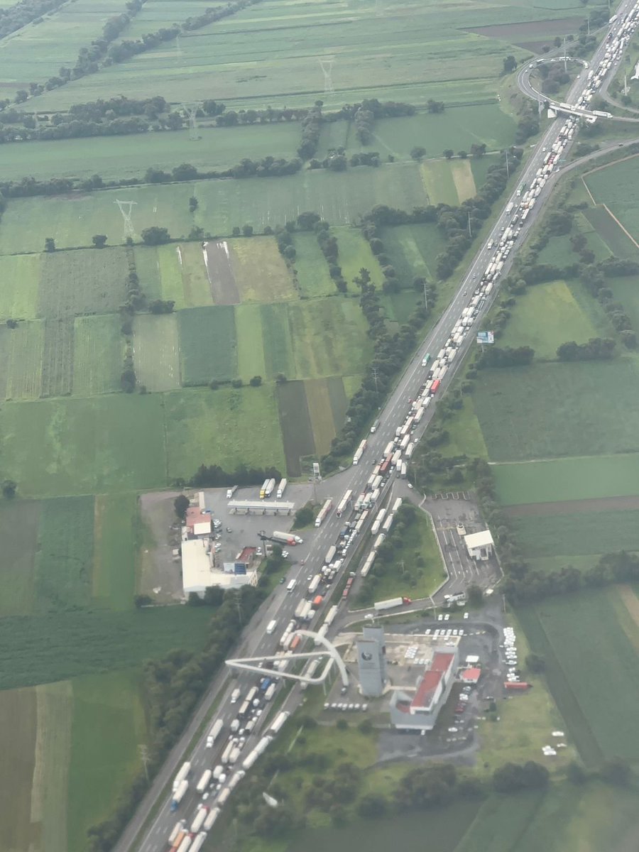 🚗🚨 ¡Precaución! Se registran largas filas sobre la autopista México–Puebla a la altura del aeropuerto Hermanos Serdán en #Huejotzingo. Tómalo en cuenta si transitas por la zona.
#ReporteVial #Tráfico #Puebla #UltraNoticiasPuebla #FernandoCanales