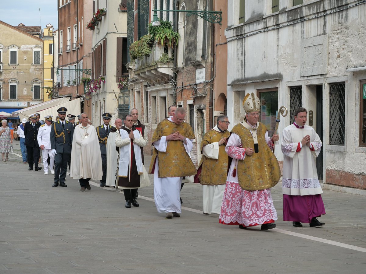 SimonVenturini's tweet photo. Si è rinnovata la processione per la Madonna del Carmelo!
Una tradizione antica e sentita: prima della messa nella chiesa dei #Carmini, celebrata dal patriarca Moraglia, la processione dall'omonima Scuola Grande.
I confratelli hanno sfilato in #abito storico, con cappa e saio! https://t.co/Hww7qfT4mX