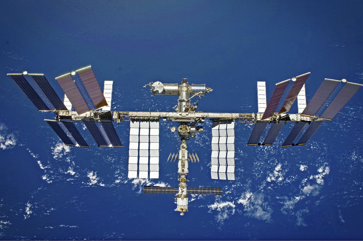 LanzamientosE's tweet photo. 🔥CORRECCIÓN ORBITAL ISS🔥

En el día de hoy, sobre las 14:45 UTC los motores de la nave #ProgressMS30 se encendieron para aumentar 1.93 km la altura orbital de la #ISS, ahora la misma se situa a 416.8 km sobre la suprficie terrestre. https://t.co/YhE6t9vrQv