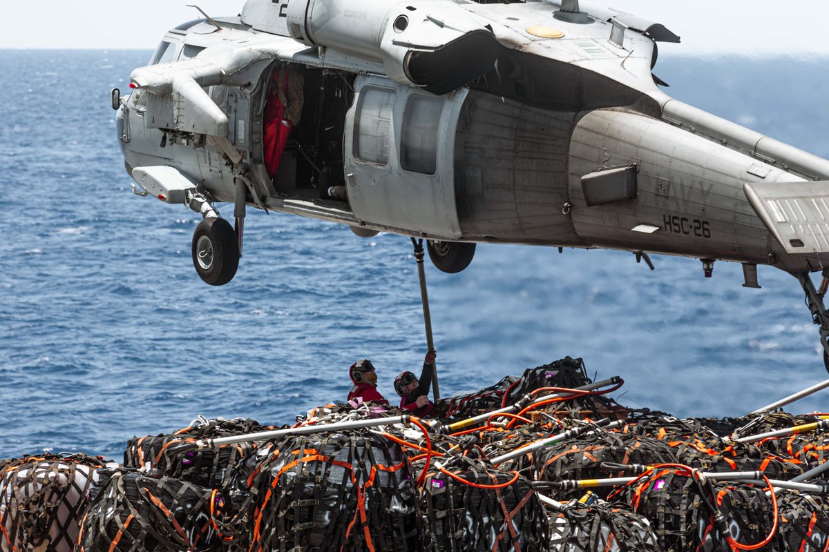 22nd_MEU's tweet image. 🪫➡️🔋
@USMC with #22ndMEUSOC and @USNavy sailors with @USSIwoJima, USNS Joshua Humphreys (T-AO 188) , and Helicopter Sea Combat Squadron 26, conduct a replenishment-at-sea as part of #COMPTUEX, while underway in the Atlantic Ocean.
📸 Cpl. Maurion Moore