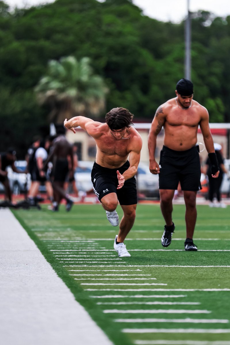 UIWFootball's tweet photo. Push the Limit.

#TheWord | #NORTH https://t.co/9huFkBPTLW