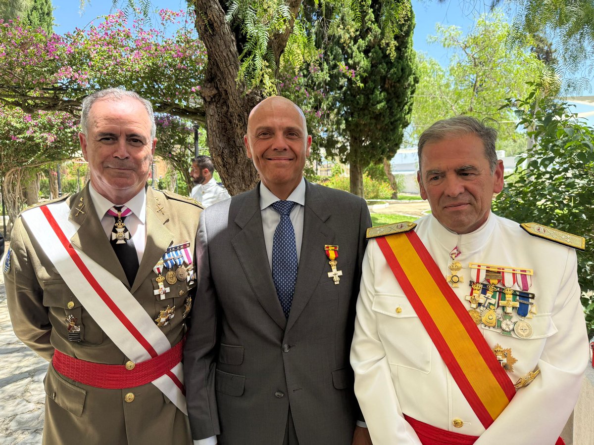 elllamadorcsr (@elllamadorcsr) on Twitter photo La Armada le concede la Cruz al Mérito Naval a Sergio Sopeña , hermano mayor de la <a href="/EspDeTriana/">Esperanza de Triana</a> La Armada le concede la Cruz al Mérito Naval a Sergio Sopeña , hermano mayor de la <a href="/EspDeTriana/">Esperanza de Triana</a>