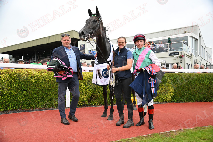patcashhealy's tweet photo. Killarney 16-July-2025  @KillarneyRaces 
Red Letter (Frankel x Red Impression) and @ctkjockey win @IrishEBF_ Cairn Rouge Stakes for owners @JuddmonteFarms and trainer Ger Lyons with groom Ella Morris.
(c)https://t.co/voWGTccgic https://t.co/aOgsREuYM5