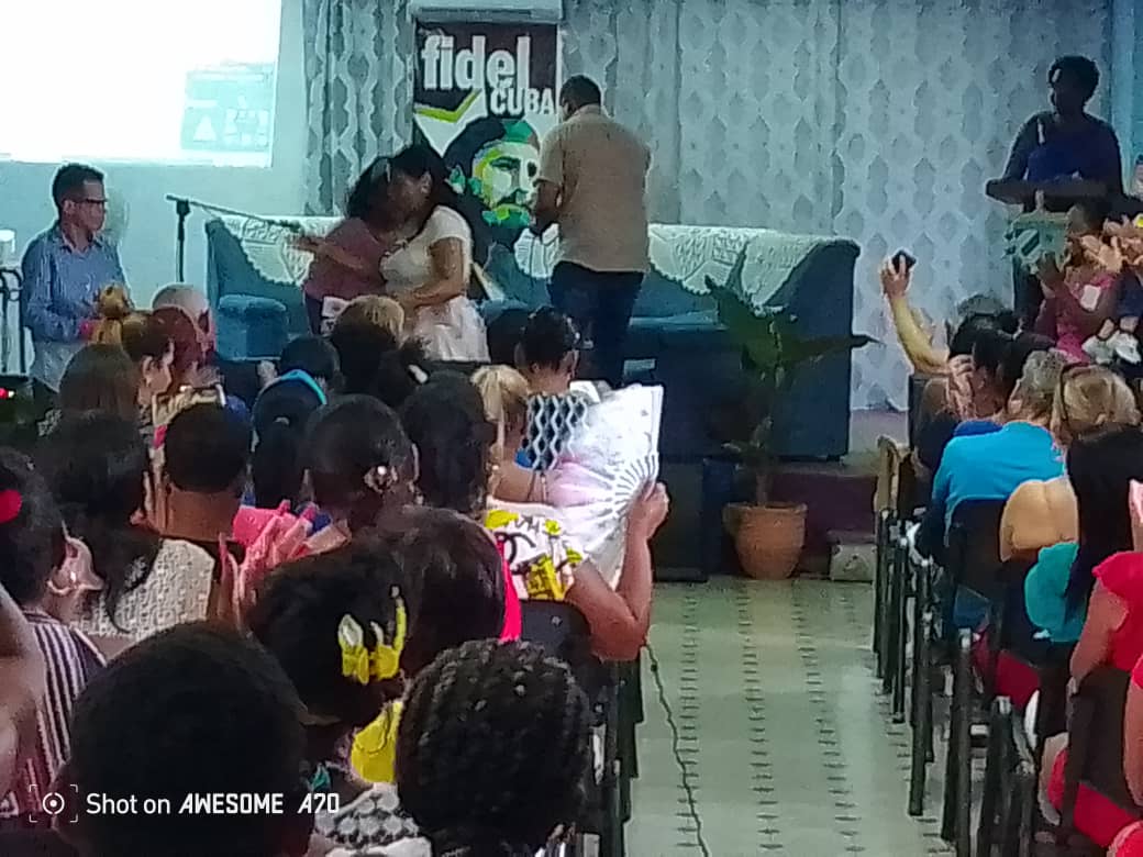 Recibe el reconocimiento nuestra Directora General de Educación de parte del Gobierno Municipal y Provincial por su entrega y su gran sentido de pertenencia. <a href="/CubaMined/">MINED</a> <a href="/DirectEducaHab/">Karenia Marrero Arrechea</a> <a href="/SaerySerrano/">Saery Serrano</a> <a href="/YaismaHernandez/">Yaisma Hernández</a> #LaHabanaDeTodos #ArroyoSeMueve