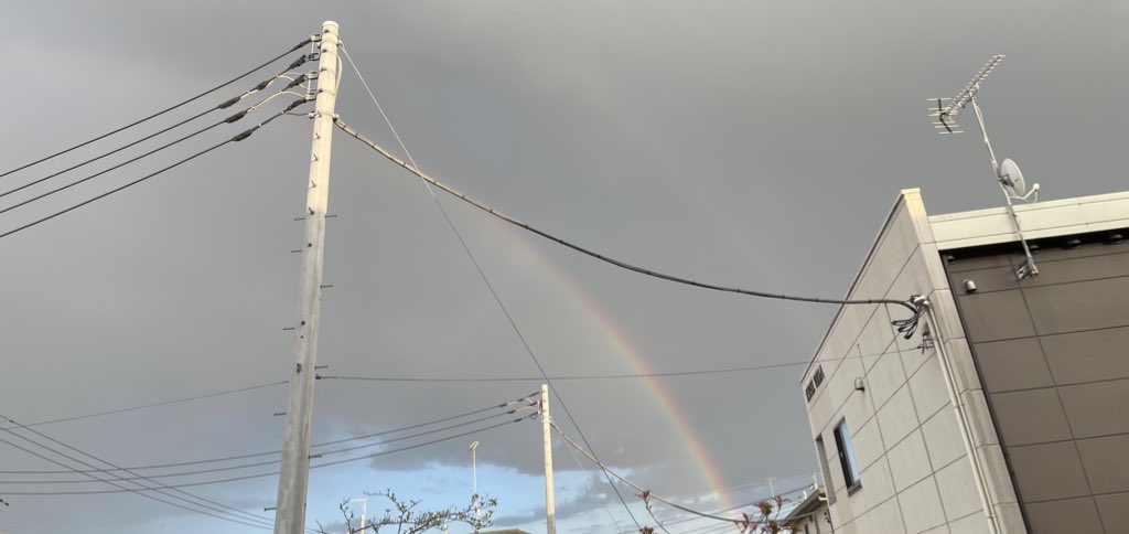 happyboy1187's tweet photo. そーいえば虹出てたー👏🌈

外側にもう一つなんか見えるの俺だけなんかな🫠ww

あーしたてんきになーあれ。って言いながら靴👞片足だけ遠くに飛ばす遊びしてたけど普通にあれ、今考えると危なすぎ🥹
エアフォースが鬼太郎の下駄ばりに飛んでくるんだもん😂😂😂
《サッカー部だったからシュート質。》 https://t.co/d3ipkr8Bsf