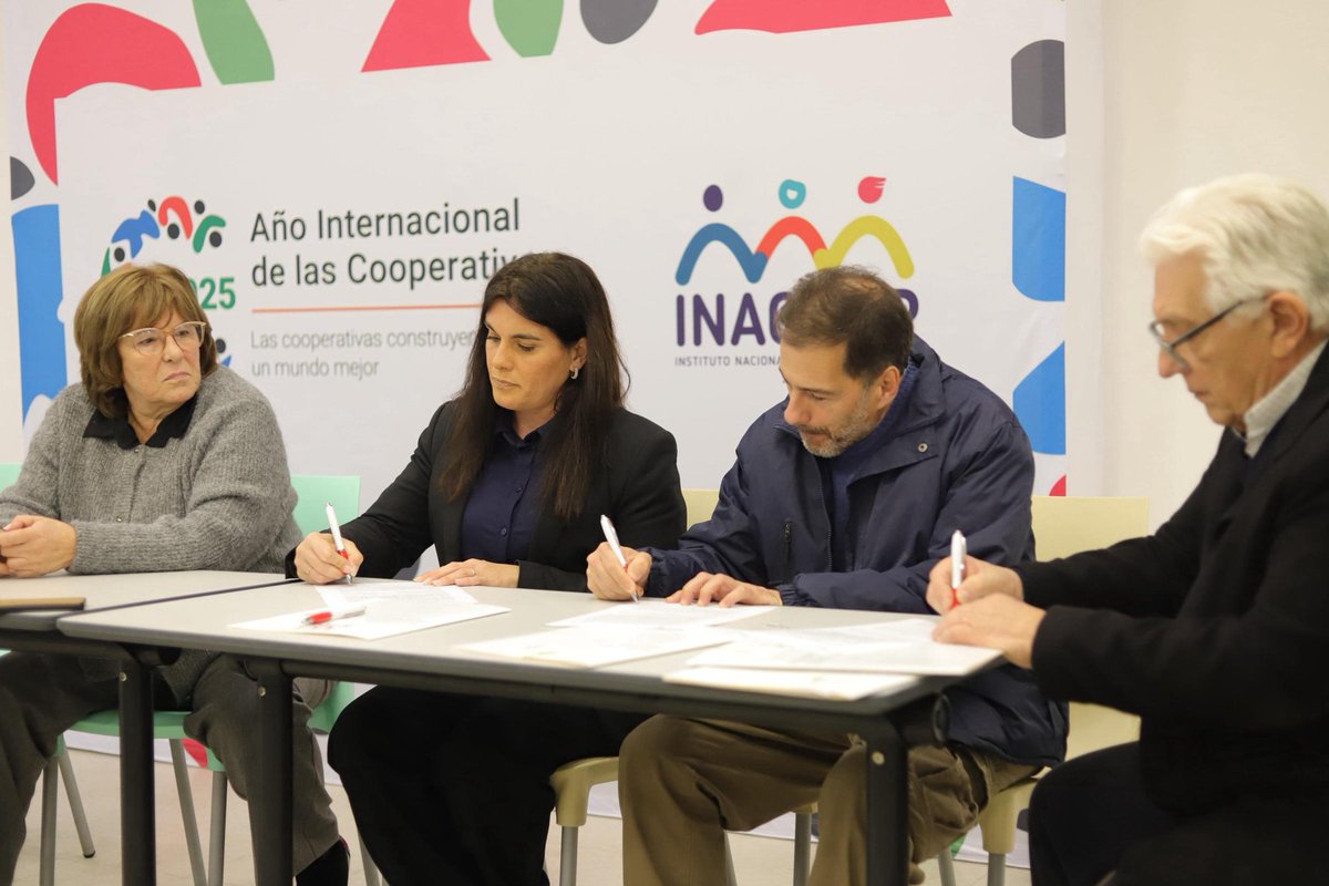 inacoop's tweet image. Esta tarde, Inacoop, @Cudecoop_uy y las federaciones: @FecoviUruguay @FUCVAM @FCPU_coop @cnfr_uy @CUCACCuruguay @FUCCUruguay firmaron la extensión del convenio de Fortalecimiento Gremial y Desarrollo Territorial, así como el apoyo para la realización del Encuentro Nacional de…
