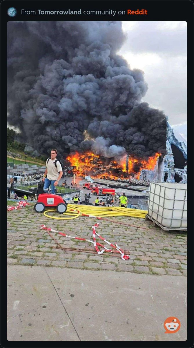 violetamg10078's tweet photo. #ULTIMAHORA El escenario principal de #TOMORROWLAND ha sido destruido por un incendio a 2 días del Show más grande de música electrónica en Bélgica , aún no se reportan víctimas https://t.co/vju7SaS0cO