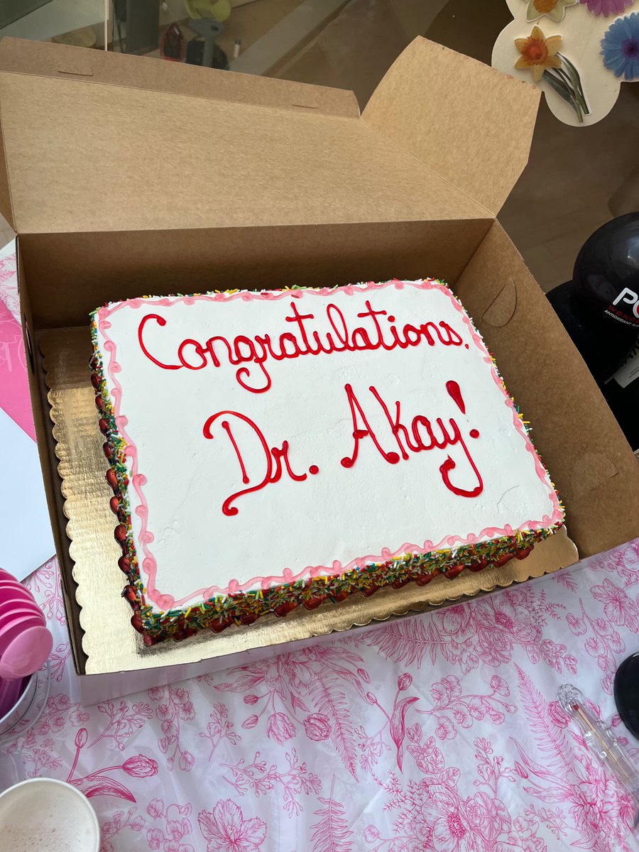 Last month, I defended my PhD! My thesis was about how the Alzheimer's disease risk gene APOE affects oligodendrocytes, myelin, and lipid metabolism. 

I am so grateful to all my mentors (especially Li-Huei!), friends and family! 💛🧠