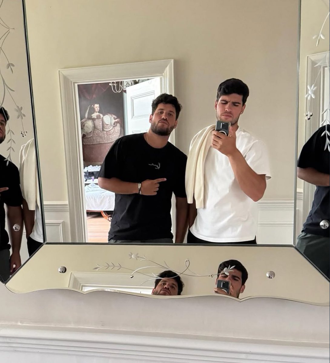 bIuezoya's tweet image. three mirror selfies in one photo dump? he has truly outdone himself