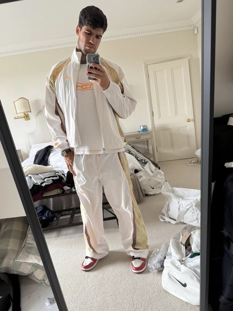 bIuezoya's tweet image. three mirror selfies in one photo dump? he has truly outdone himself