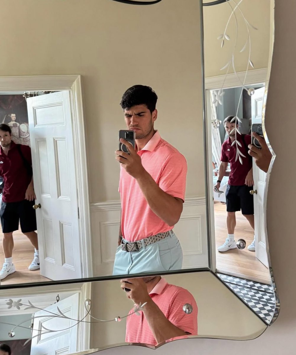 bIuezoya's tweet image. three mirror selfies in one photo dump? he has truly outdone himself