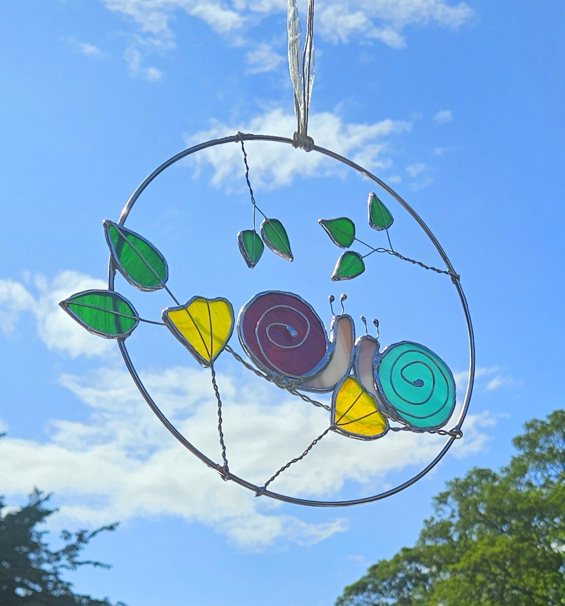 k8glassdesigns's tweet photo. A new piece ready in time for the #floatingmarket at #MarketDrayton 26 & 27 Jul. #electricboats #stainedglass #boatsthattweet #madeonaboat #buyitoffaboat #stainedglass #snails #RCTA https://t.co/OhGNSAeVlk